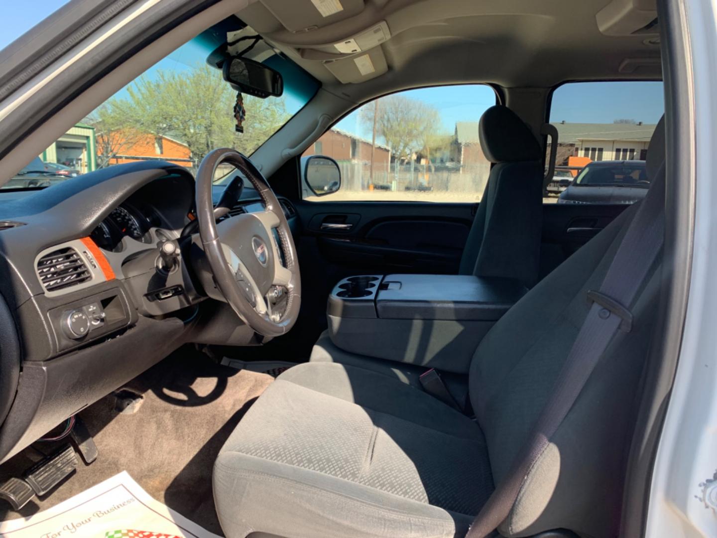 2008 White /Black GMC Yukon SLE-1 2WD (1GKFC13C98R) with an 4.8L V8 OHV 16V engine, Automatic Overdrive transmission, located at 1830 North Belt Line Road, Irving, TX, 75061, (469) 524-0199, 32.834373, -96.993584 - Photo#7